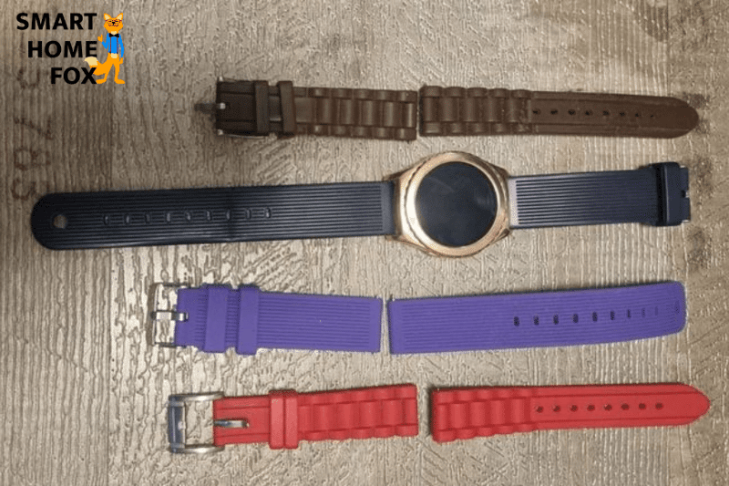 Verschiedene Armbänder einer Smartwatch liegen nebeneinander